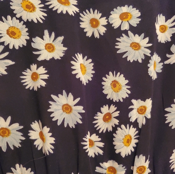 Daisy print high-low dress. - Picture 3 of 3